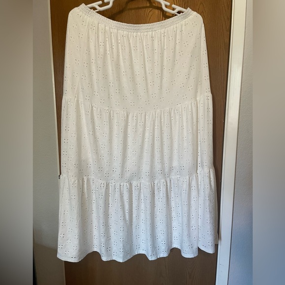 White eyelet skirt - Picture 2 of 4